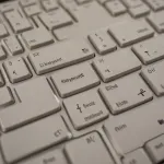 jak odblokować klawiaturę w laptopie – rozwiązania na najczęstsze problemy