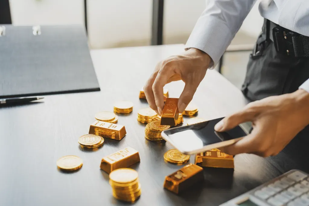 Złoto sztabki leżące na biurku inwestora